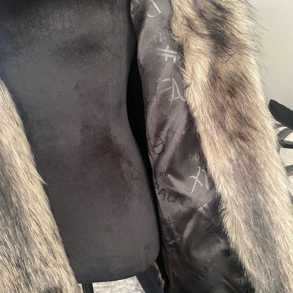 Smokey Fox Faux Hook Vest - Picture 4 of 5